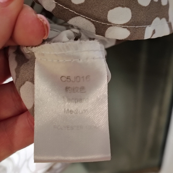 Tan Leopard / Cheetah V-neck Women's Medium Blouse With Tie Business Casual - Picture 6 of 9